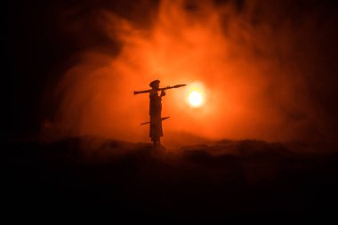 Bazukalı askeri siluet. Savaş Konsepti. Askeri siluetler savaş sisli arka planda savaş sahnesi, Asker Silueti gece hedefe nişan alıyor. Saldırı sahnesi