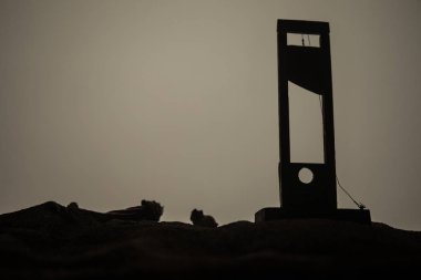 Giyotin korku görünümü. Sisli karanlık bir arka plan üzerinde bir Giyotin Close-up. Yürütme kavramı