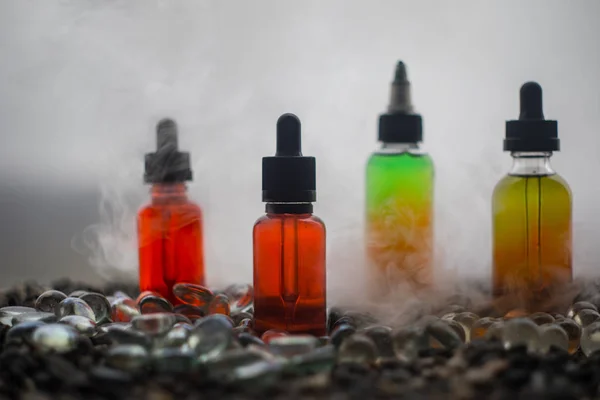 Concepto Vape Hermosas Botellas Vidrio Líquido Vapor Colorido Aire Libre — Foto de Stock