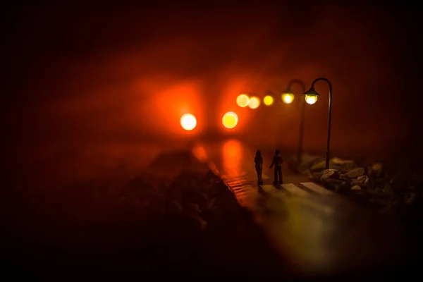 アートワークの装飾 夜の街灯の下を歩くカップルのシルエットです 霧の中で穏やかな雰囲気 霧が空気 愛の概念 選択と集中 — ストック写真