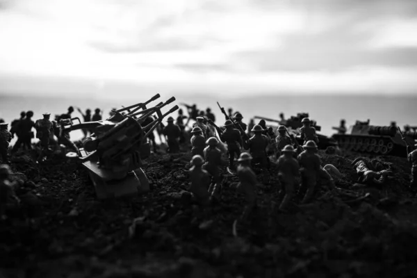 Conceito Guerra Silhuetas Militares Lutando Cena Fundo Céu Nevoeiro Guerra — Fotografia de Stock