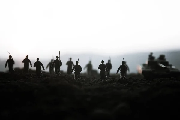 Conceito Guerra Silhuetas Militares Lutando Cena Fundo Céu Nevoeiro Guerra — Fotografia de Stock