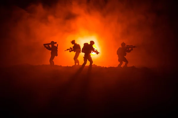 Силуэт Военного Солдата Пистолетом Концепция Войны Военные Силуэты Боевые Сцены — стоковое фото