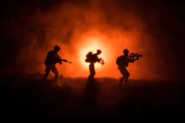 Sylwetka Militaria Żołnierz Gun Koncepcja Wojny Wojskowej Walki Scena Mgłę — Zdjęcie stockowe