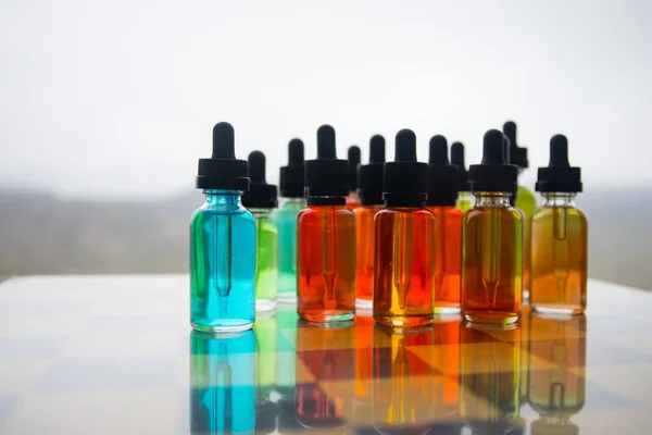 Concepto Vape Hermosas Botellas Vidrio Líquido Vapor Colorido Aire Libre — Foto de Stock