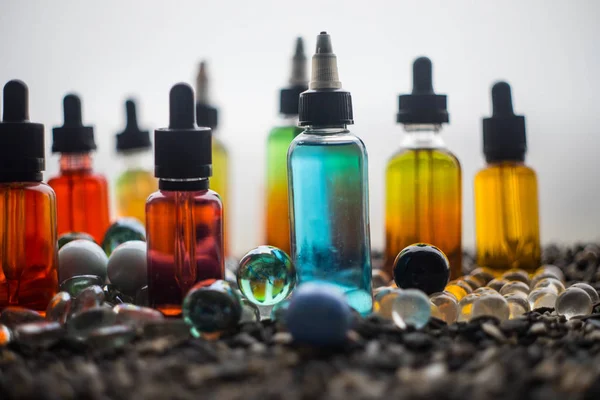 Concepto Vape Hermosas Botellas Vidrio Líquido Vapor Colorido Aire Libre — Foto de Stock