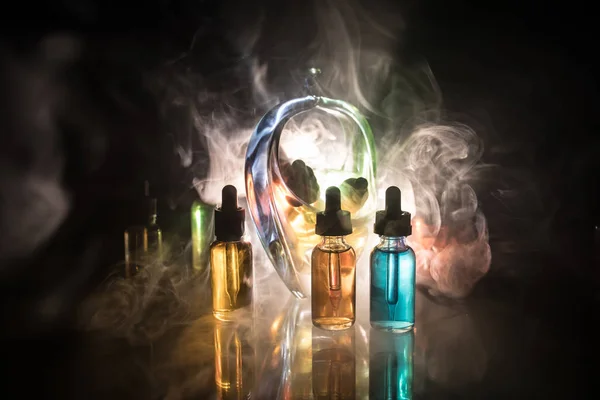 Vape Concept Roken Wolken Vape Vloeibare Flessen Donkere Achtergrond Lichteffecten — Stockfoto