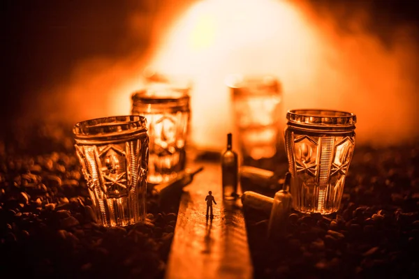 Абстрактная Концепция Алкоголизма Силуэт Мужчины Стоящего Посреди Дороги Туманную Ночь — стоковое фото