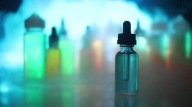 Vape sıvılar ve bokeh ışıklar arka plan üzerinde Noel süslemeleri ile elektronik sigara