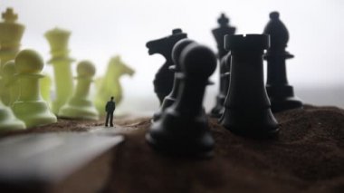iş fikirleri ve rekabet ve strateji fikirleri satranç tahtası oyun kavramı. Sis arka planda bir satranç tahtasında satrançta rakamlar. Seçici odak
