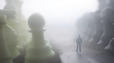 iş fikirleri ve rekabet ve strateji fikirleri satranç tahtası oyun kavramı. Sis arka planda bir satranç tahtasında satrançta rakamlar. Seçici odak