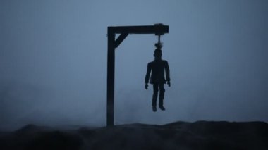 Korku görünümü siluet sis sisli akşam iskele üzerinde asılmış adam. Yürütme (veya intihar) dekorasyon. Korku Cadılar Bayramı kavramı. Seçici odak