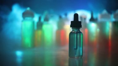 Vape sıvılar ve bokeh ışıklar arka plan üzerinde Noel süslemeleri ile elektronik sigara