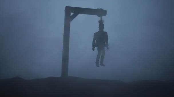 Hororové pohled silueta oběšence na popravišti na mlhavé večer s mlhou. Spuštění (nebo sebevražda) dekorace. Horor Halloween koncept. Selektivní fokus - Stock záběr