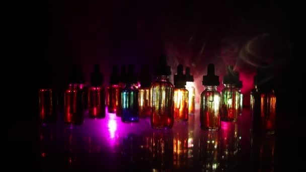电子香烟与 vape 液体和圣诞节装饰品在散灯背景 — 图库视频影像
