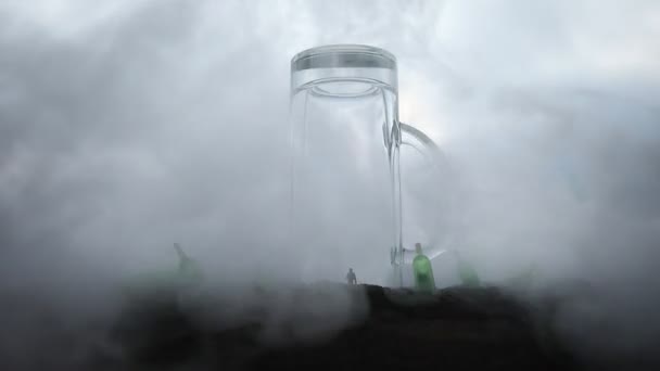 抽象酒精中毒的概念 在一个巨大的玻璃下的人就像在监狱里一样 创意艺术品装饰 选择性对焦 — 图库视频影像