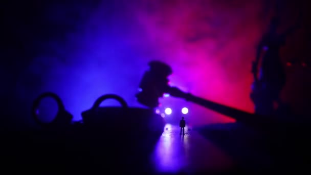 法律或犯罪概念 在一个雾蒙蒙的夜晚 独自站在马路中间的人 带手铐的艺术品装饰 正义女神像和带着浓雾背景的正义之槌 — 图库视频影像