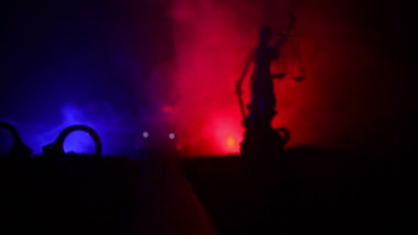 法律や犯罪の概念 男だけで霧の夜に道路の真ん中に立っている 手錠でアートワーク装飾 トーン霧の背景に正義と正義の女神 — ストック動画