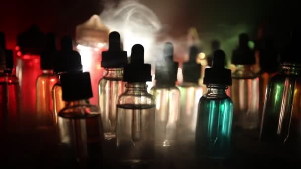 Elektroniczny papieros z vape cieczy i ozdoby świąteczne na tle światła bokeh — Wideo stockowe