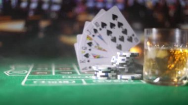 Kartları ve yeşil keçe casino masa yongaları. Arka plan kopya alanı ile. Kumar, poker, casino ve kartları oyun Tema. Casino öğeleri üzerinde yeşil. Seçici odak