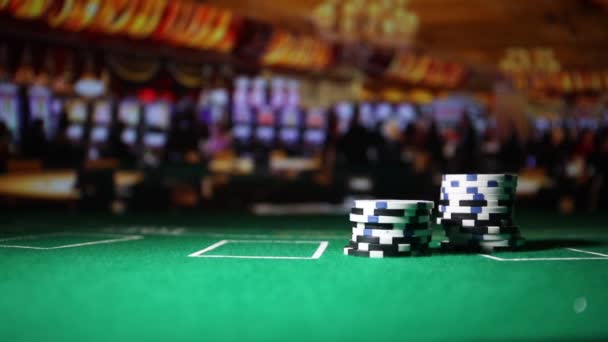 Карты и чипсы на зеленом фетровом столе казино. Абстрактный фон с пространством для копирования. Азартные игры, покер, казино и карты игры тема. Элементы казино на зеленом. Селективный фокус Стоковый Видеоролик