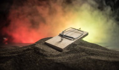 Yaratıcı kavramı. Resim dekorasyon koyu tonda sisli arka plan üzerinde fare kapanı. Fare kapanı bir adam ele geçirdi..