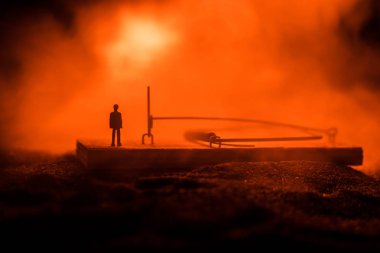 Yaratıcı kavramı. Resim dekorasyon koyu tonda sisli arka plan üzerinde fare kapanı. Fare kapanı bir adam ele geçirdi..