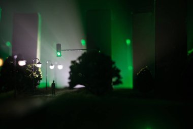 Resim dekorasyon. Bir adam bir yolda ayakta şehri yaktı. Kıyamet kenti Afet film poster kavram olarak şehir merkezinde. Gece sahne. Savaşta yok şehir.