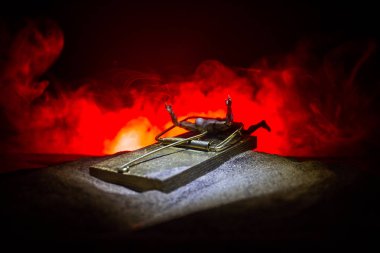 Yaratıcı kavramı. Resim dekorasyon koyu tonda sisli arka plan üzerinde fare kapanı. Fare kapanı bir adam ele geçirdi..