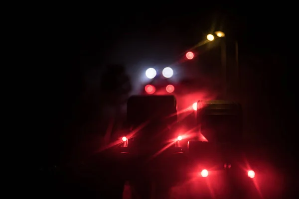 Φωτισμού του αυτοκινήτου της αστυνομίας το βράδυ κατά τη διάρκεια ατυχήματος στο δρόμο. Διακόσμηση τραπεζιού έργα τέχνης. — Φωτογραφία Αρχείου