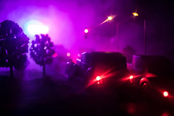 Éclairage de la voiture de police dans la nuit lors d'un accident sur la route. Décoration de table d'oeuvre . — Photo