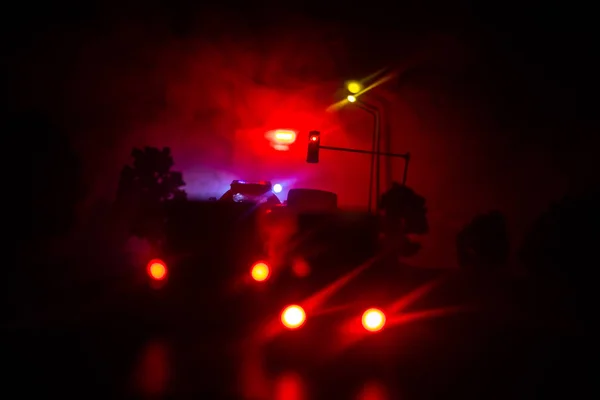 Iluminación del coche de policía en la noche durante el accidente en la carretera. Decoración de mesa de arte . —  Fotos de Stock