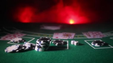 Kartları ve yeşil keçe casino masa yongaları. Arka plan kopya alanı ile. Kumar, poker, casino ve kartları oyun Tema. Casino öğeleri üzerinde yeşil. Seçici odak