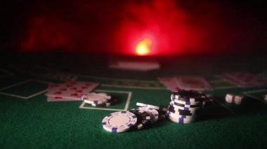 Kartları ve yeşil keçe casino masa yongaları. Arka plan kopya alanı ile. Kumar, poker, casino ve kartları oyun Tema. Casino öğeleri üzerinde yeşil. Seçici odak