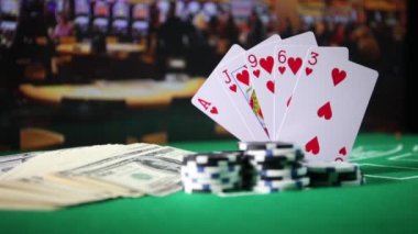 Kartları ve yeşil keçe casino masa yongaları. Arka plan kopya alanı ile. Kumar, poker, casino ve kartları oyun Tema. Casino öğeleri üzerinde yeşil. Seçici odak