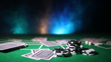 Kartları ve yeşil keçe casino masa yongaları. Arka plan kopya alanı ile. Kumar, poker, casino ve kartları oyun Tema. Casino öğeleri üzerinde yeşil. Seçici odak