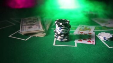 Kartları ve yeşil keçe casino masa yongaları. Arka plan kopya alanı ile. Kumar, poker, casino ve kartları oyun Tema. Casino öğeleri üzerinde yeşil. Seçici odak