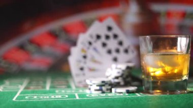 Kartları ve yeşil keçe casino masa yongaları. Arka plan kopya alanı ile. Kumar, poker, casino ve kartları oyun Tema. Casino öğeleri üzerinde yeşil. Seçici odak