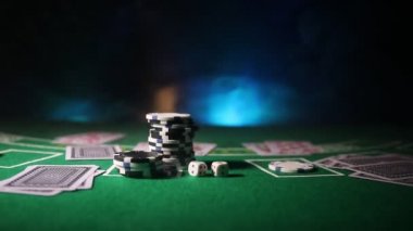 Kartları ve yeşil keçe casino masa yongaları. Arka plan kopya alanı ile. Kumar, poker, casino ve kartları oyun Tema. Casino öğeleri üzerinde yeşil. Seçici odak