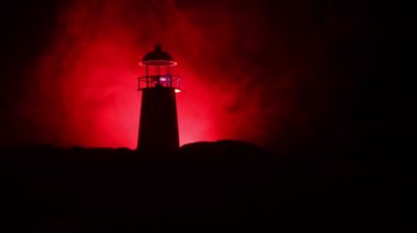 Resim dekorasyon. Sis ile gece ışık demeti ile deniz feneri. Eski feneri ayakta Dağı'nda. Masa dekorasyonu. Tonlu arka plan. Ek iş. Seçici odak
