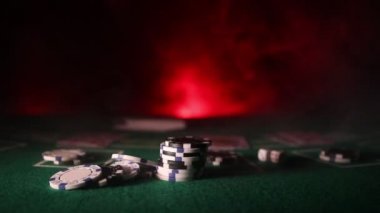Kartları ve yeşil keçe casino masa yongaları. Arka plan kopya alanı ile. Kumar, poker, casino ve kartları oyun Tema. Casino öğeleri üzerinde yeşil. Seçici odak