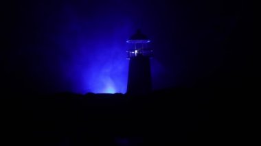 Resim dekorasyon. Sis ile gece ışık demeti ile deniz feneri. Eski feneri ayakta Dağı'nda. Masa dekorasyonu. Tonlu arka plan. Ek iş. Seçici odak