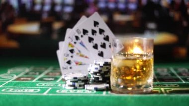 Kartları ve yeşil keçe casino masa yongaları. Arka plan kopya alanı ile. Kumar, poker, casino ve kartları oyun Tema. Casino öğeleri üzerinde yeşil. Seçici odak