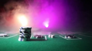 Kartları ve yeşil keçe casino masa yongaları. Arka plan kopya alanı ile. Kumar, poker, casino ve kartları oyun Tema. Casino öğeleri üzerinde yeşil. Seçici odak