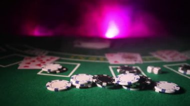 Kartları ve yeşil keçe casino masa yongaları. Arka plan kopya alanı ile. Kumar, poker, casino ve kartları oyun Tema. Casino öğeleri üzerinde yeşil. Seçici odak