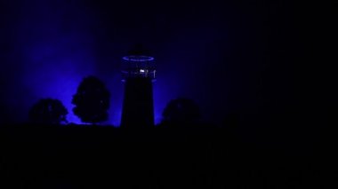 Resim dekorasyon. Sis ile gece ışık demeti ile deniz feneri. Eski feneri ayakta Dağı'nda. Masa dekorasyonu. Tonlu arka plan. Ek iş. Seçici odak