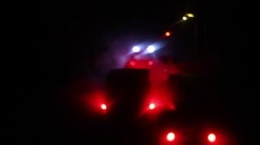 Boş sokak şehir, alevler zemin ve patlama ile duman mesafe kadar yanmış. Kıyamet kenti Afet film poster kavram olarak şehir merkezinde. Gece çekimi.