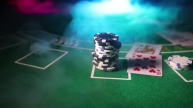 Kartları ve yeşil keçe casino masa yongaları. Arka plan kopya alanı ile. Kumar, poker, casino ve kartları oyun Tema. Casino öğeleri üzerinde yeşil. Seçici odak