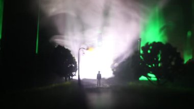 Boş sokak şehir, alevler zemin ve patlama ile duman mesafe kadar yanmış. Kıyamet kenti Afet film poster kavram olarak şehir merkezinde. Gece çekimi.