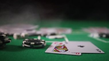 Kartları ve yeşil keçe casino masa yongaları. Arka plan kopya alanı ile. Kumar, poker, casino ve kartları oyun Tema. Casino öğeleri üzerinde yeşil. Seçici odak
